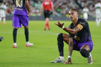 Raphinha lidera debut liguero del Barcelona con doblete y asistencia ante Elche