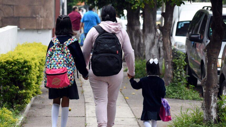 Regreso a clases combina nervios, emoción y compras de último momento