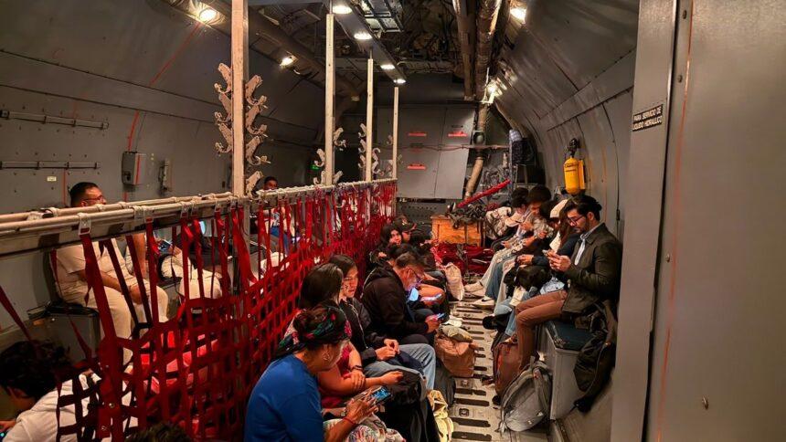 Repatrian 36 mexicanos desde Colombia tras terremoto de magnitud 7.4