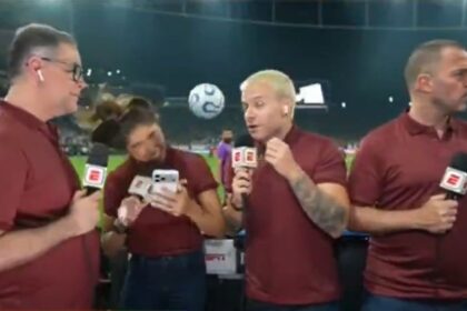 Reportera recibe fuerte balonazo en la cabeza durante calentamiento de Libertadores