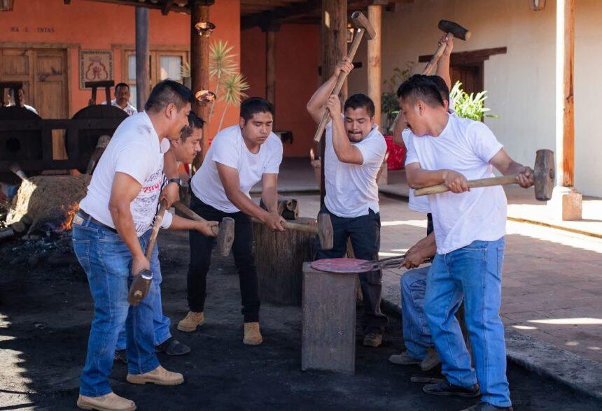 Repunta la venta de artesanías de cobre martillado en Michoacán