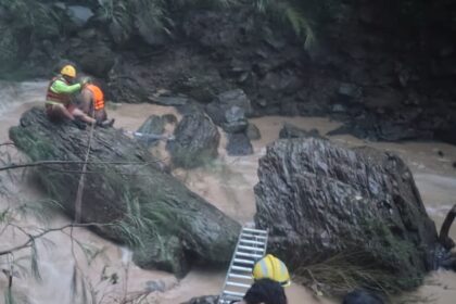 rescatan a seis personas atrapadas por creciente en jalisco Rescatan a seis personas atrapadas por creciente en Jalisco