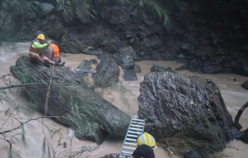 Rescatan a seis personas atrapadas por creciente en Jalisco
