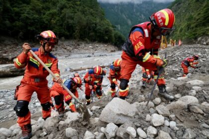 Rescatan en Nepal a niña de seis años tras 60 horas atrapada