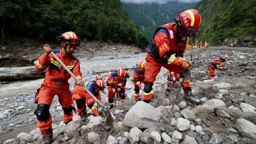 Rescatan en Nepal a niña de seis años tras 60 horas atrapada