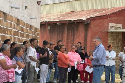 Ricardo Ferro entrega mil kits escolares en San Miguel de Allende
