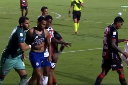 rival arrebata y rompe camiseta de futbolista tras celebrar un Rival arrebata y rompe camiseta de futbolista tras celebrar un gol