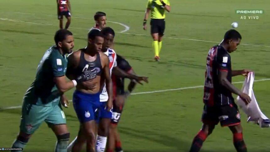 Rival arrebata y rompe camiseta de futbolista tras celebrar un gol
