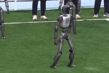 robot anota gol de tiro libre y festeja como cristiano Robot anota gol de tiro libre y festeja como Cristiano Ronaldo