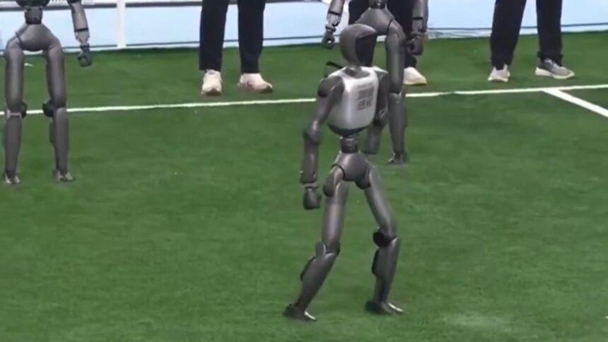 robot anota gol de tiro libre y festeja como cristiano Robot anota gol de tiro libre y festeja como Cristiano Ronaldo