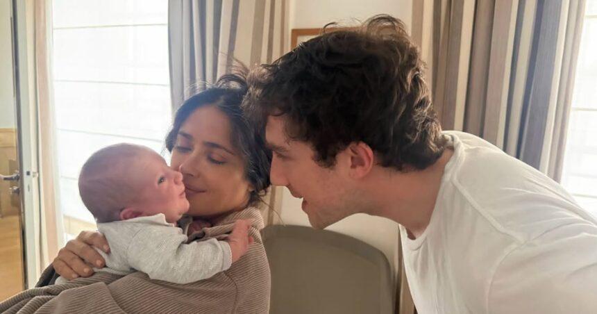 Salma Hayek vive su primera experiencia como abuela