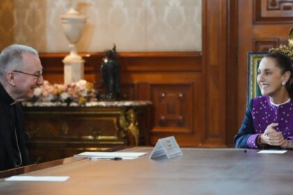 Sheinbaum y representante del Vaticano abordan IA y llamado de paz papal