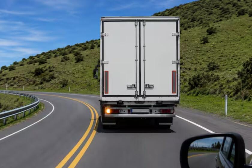 Significado de la direccional izquierda de un camión y reacción adecuada en carretera