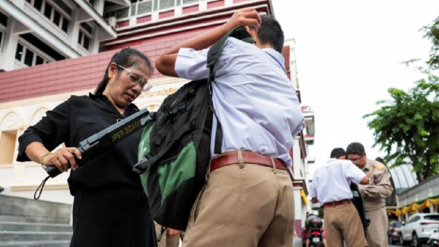 Tailandia suspende emisión de licencias para armas tras tiroteos en escuelas y gobierno