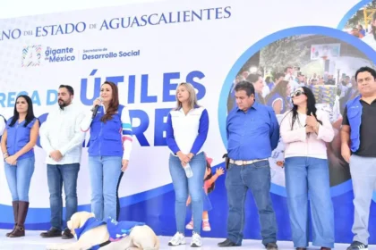 Tere Jiménez entrega útiles escolares a estudiantes