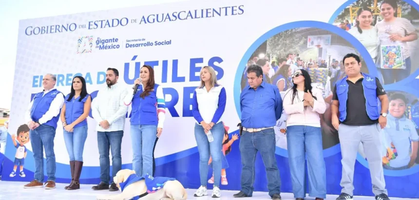 Tere Jiménez entrega útiles escolares a estudiantes