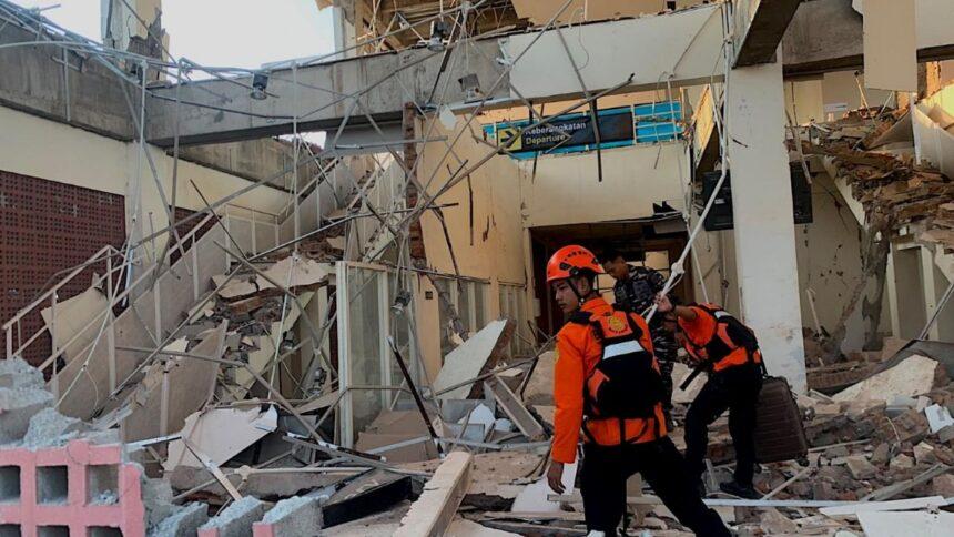 Terremoto de 7.7 en Indonesia: dos muertos, un herido; SRE sin reporte