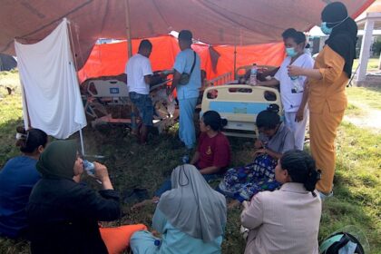 Terremoto magnitud 7.7 desplaza a más de cinco mil personas en Indonesia