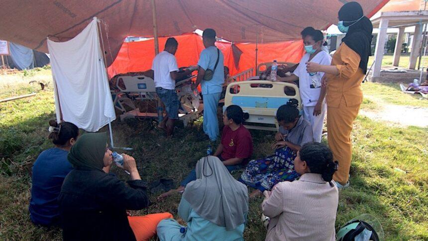 Terremoto magnitud 7.7 desplaza a más de cinco mil personas en Indonesia