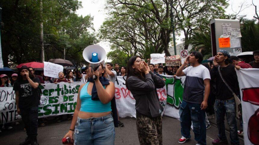 Trabajadores de Canal Once reocupan instalaciones tras acusaciones de violencia estudiantil