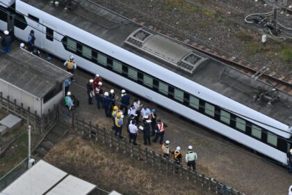 Tren arrolla a cuatro trabajadores en Japón; suspenden servicio en dos estaciones