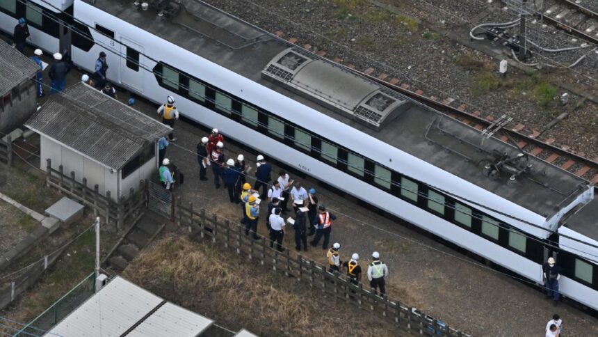 Tren arrolla a cuatro trabajadores en Japón; suspenden servicio en dos estaciones