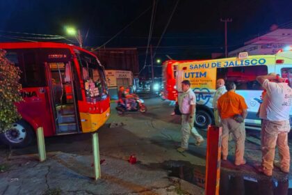Tres heridos tras choque entre patrulla y camión en Guadalajara