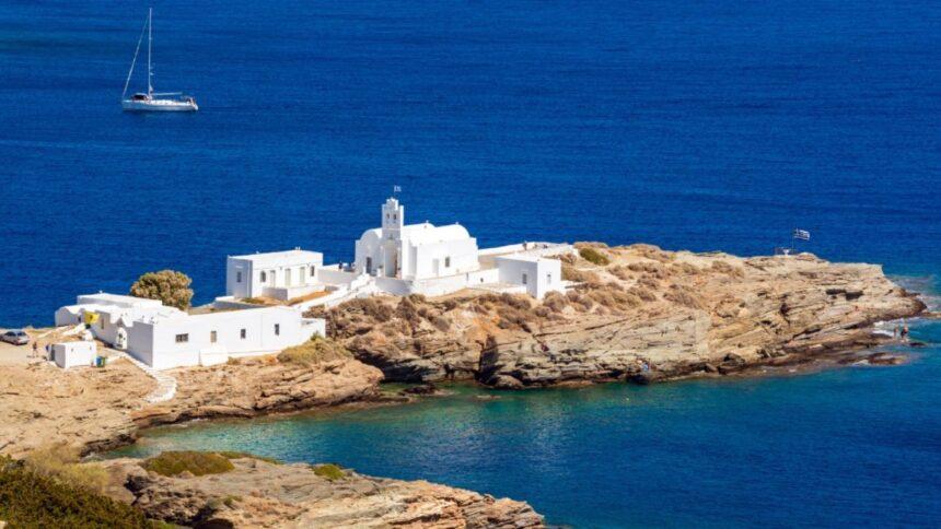 tres muertos al estrellarse helicoptero privado en la isla griega Tres muertos al estrellarse helicóptero privado en la isla griega de Sifnos