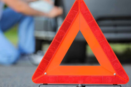Ubicación correcta de los triángulos de seguridad para señalizar un vehículo detenido