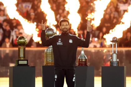 Vozinha deslumbra en Colo Colo con camiseta entregada por paracaidista