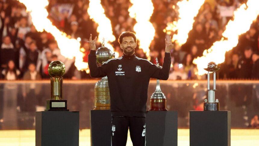 Vozinha deslumbra en Colo Colo con camiseta entregada por paracaidista