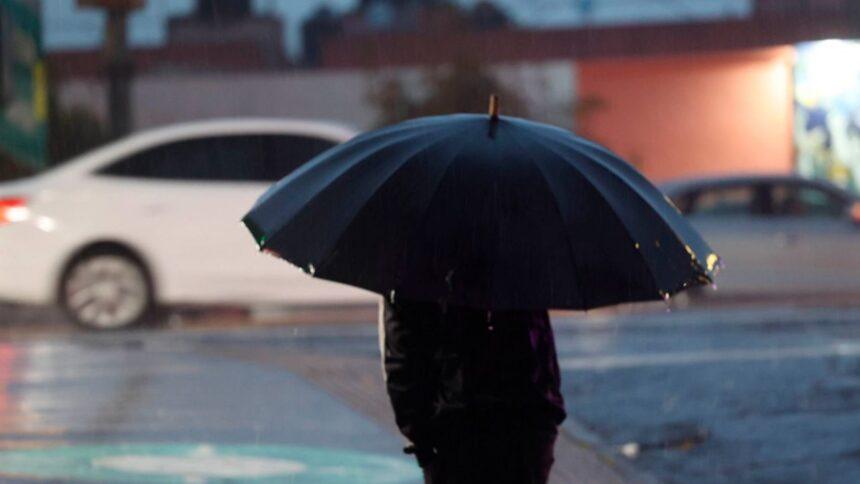 Activan alerta roja por lluvias intensas en dos alcaldías; reportan inundaciones