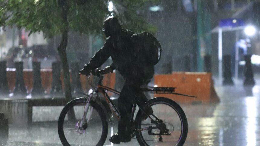 Activan alertas naranja y amarilla por lluvias fuertes en toda la CDMX