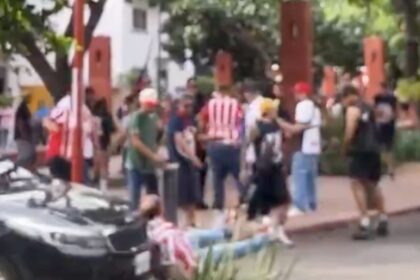 Aficionado de Chivas cae tras agresión, lo atropellan y responsable huye
