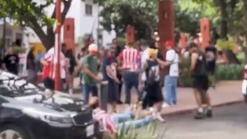 Aficionado de Chivas cae tras agresión, lo atropellan y responsable huye