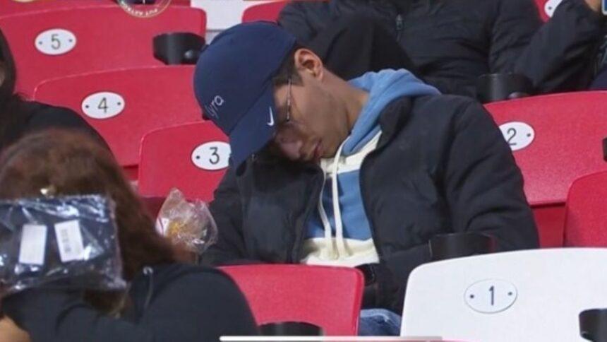 Aficionado se queda dormido en el Azteca durante Atlante vs Pachuca