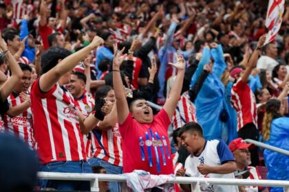 Aficionados de Chivas golpean a un joven hasta dejarlo inconsciente