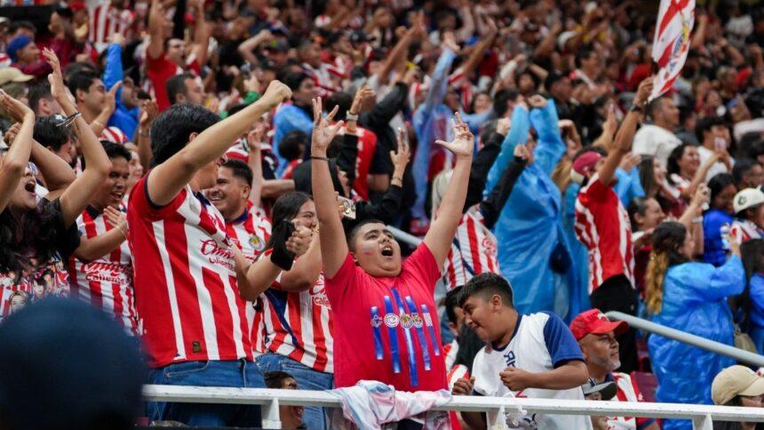 Aficionados de Chivas golpean a un joven hasta dejarlo inconsciente