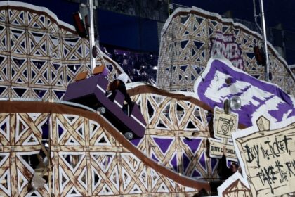 Aficionados sorprenden con un mosaico y una montaña rusa en las tribunas
