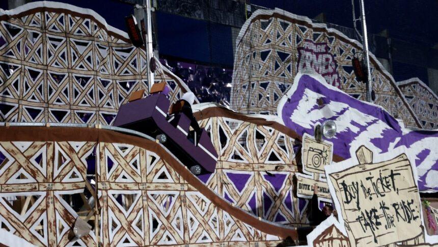 Aficionados sorprenden con un mosaico y una montaña rusa en las tribunas