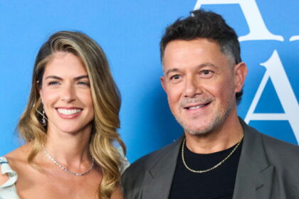 Alejandro Sanz y Stephanie Cayo debutan juntos en una alfombra roja