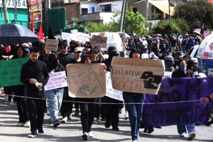 Alumnos de la UAEM marchan por justicia tras feminicidio de estudiante española