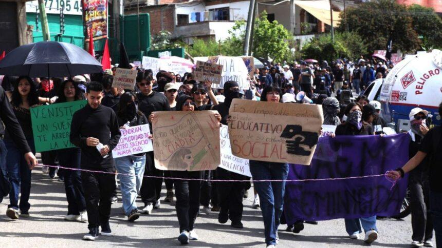 Alumnos de la UAEM marchan por justicia tras feminicidio de estudiante española