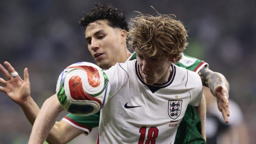 Anthony Gordon aún disfruta la victoria inglesa ante México en el Azteca