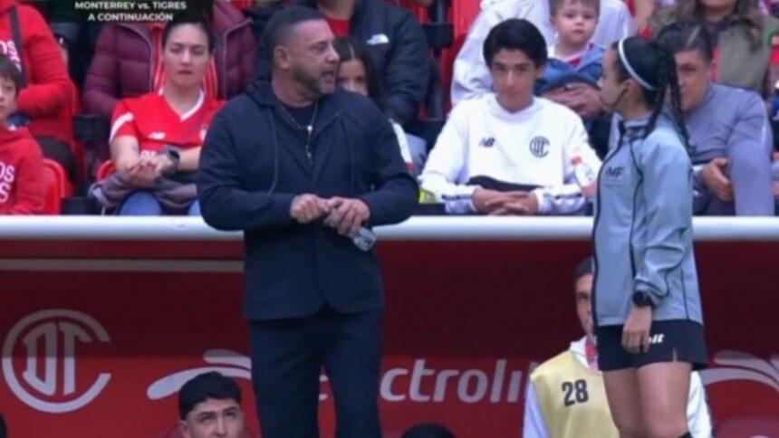 Antonio Mohamed discute con Katia Itzel García y la deja hablando sola