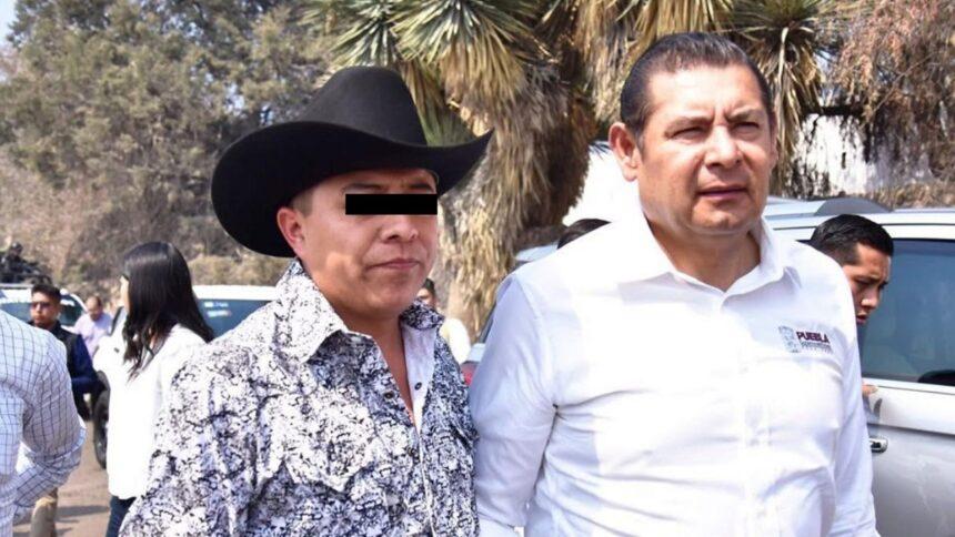 Arrestan por cohecho y abuso de autoridad a alcalde poblano de MC