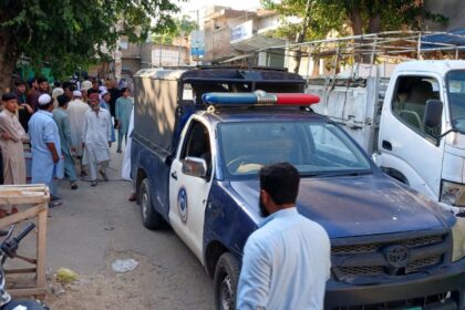 Atentado en complejo policial de Pakistán deja 17 muertos y 73 heridos