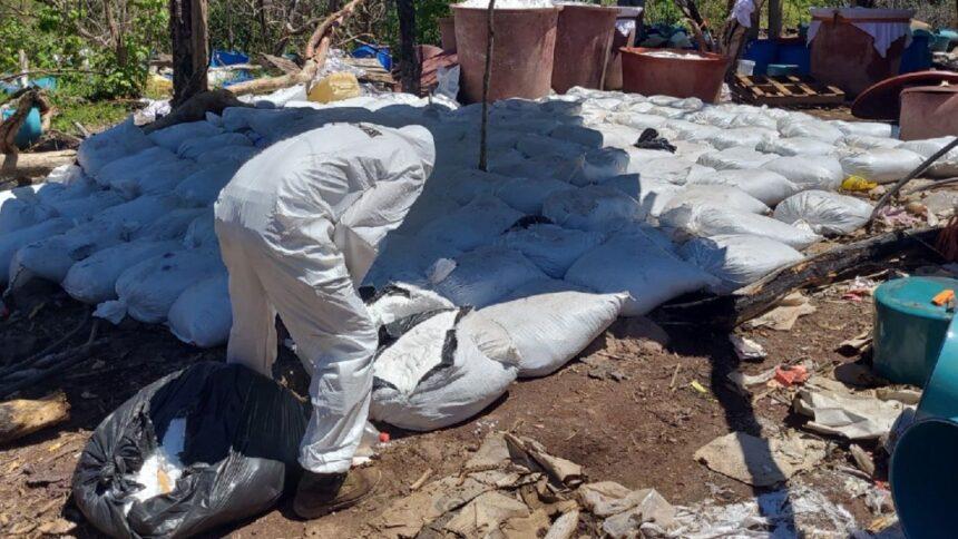 Autoridades desmantelan tres laboratorios clandestinos e incautan casi 17 toneladas de metanfetamina