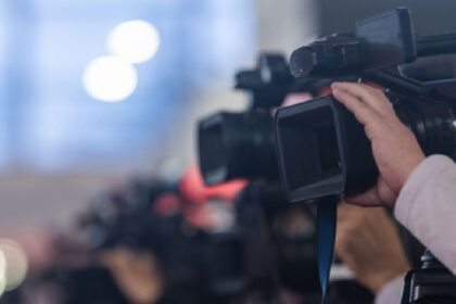 Berkeley señala acoso, espionaje e impunidad contra prensa durante sexenio de AMLO