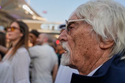 bernie ecclestone de 95 anos detenido en aeropuerto portugues transportando Bernie Ecclestone, de 95 años, detenido en aeropuerto portugués transportando escopeta